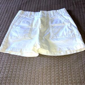 Banana Republic chino shorts never worn. Size 6.